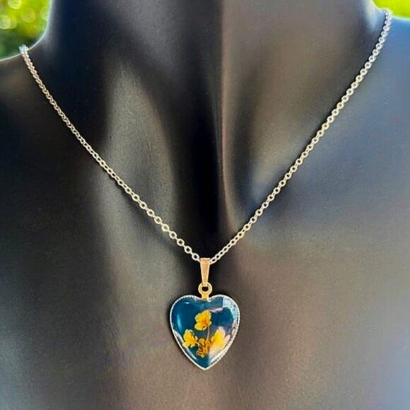 Vintage Dried Flowers Heart Pendant Necklace - Picture 1 of 9